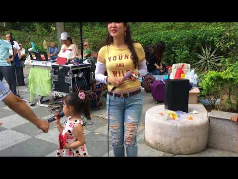 不到三岁的小女孩什么歌都会唱！今天穿着小花裙同小红唱 甜蜜蜜。屯门公园表演  2018。5。15