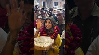 Download lagu 🙏 वृंदावन में Shilpa Shetty हुईं राधे राधे की भक्ति में लीन ❤️🌸 #Shorts #vrindavan #radheradhe mp3