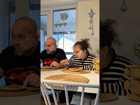 Annemin yaptığı yemeği beğenmemek