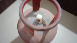 How to open a gas cylinder cap with out string