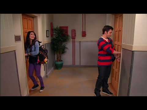 stan twitter: Carly from iCarly gets blinded by the lights