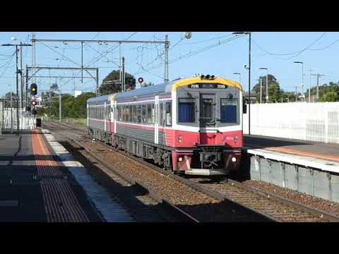 V/Line Sprinter 7016+7014 arriving at Broadmeadows P1, heading to Southern Cross