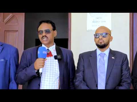 Xildhibaan Axmed Timo jilic aya aka warbixinaya kulan Guddidoodu la qaateen Wasirka Duulista hawada iyo maamulka madaarada JSL