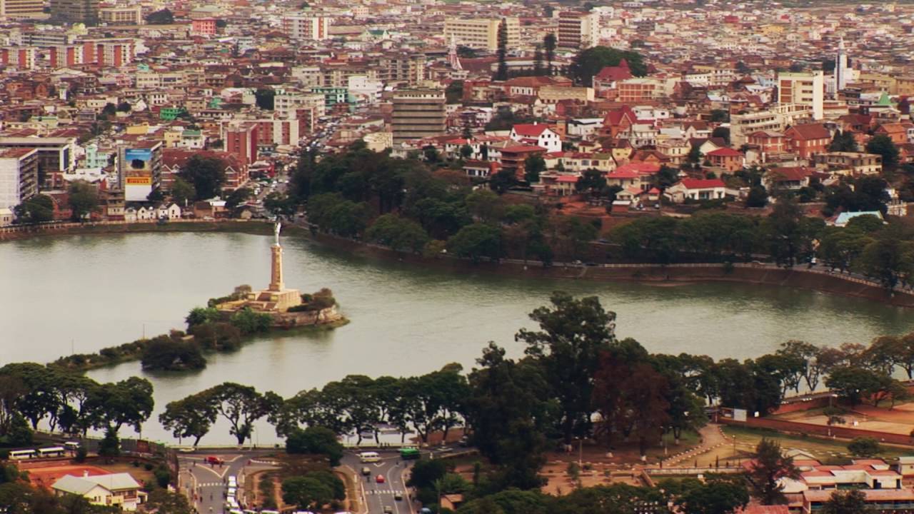 Madagaskar: Antanarivo Buntes Treiben (0:57)