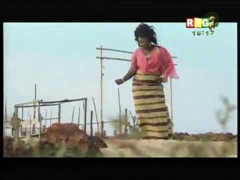 Sona tata Condé  à b d