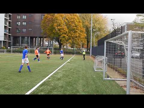 Voor de grensrechter niet te zien, maar deze bal was niet uit.