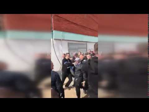 “Intelektualët” shtyjnë policinë, hyjnë me forcë në stadium - 26.02.2017 - Klan Kosova