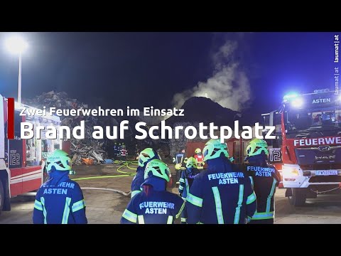 Brand auf einem Schrottplatz in Asten sorgte für Einsatz zweier Feuerwehren