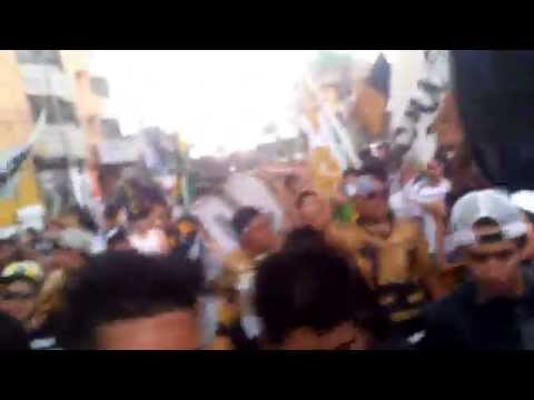 "America vs Pumas 30/08/2014 la rebel llegando al azteca" Barra: La Rebel &bull; Club: Pumas