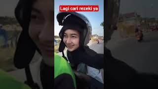 Download lagu Rezeki Ojol Digoda Cewek Cantik #viralvideo #reels #fypシ゚viral #lucu #cewek #wow #ojol #motor #tips mp3