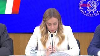 Il siparietto in conferenza stampa: Salvini e Giorgetti parlano tra loro, Meloni li richiama: «Sc...