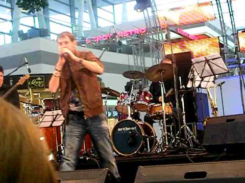 Király L. Norbi a repülőtéren 2