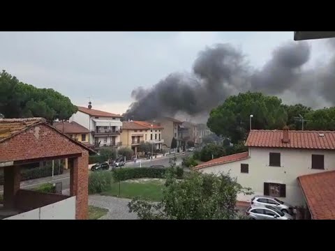 Prato, paura a Paperino per una baracca in fiamme tra le case