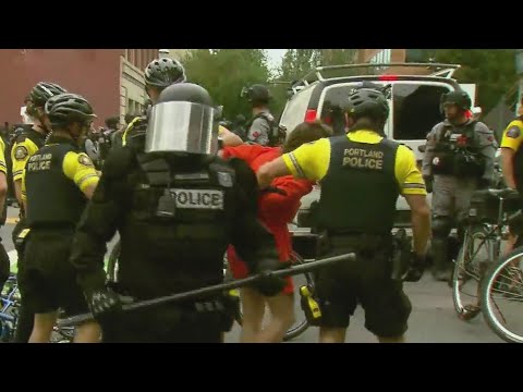 Far-right groups disperse, anti-fascists turn on PPB