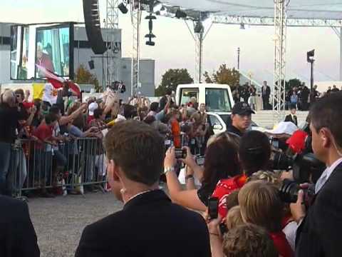 MEDIA TRANS RHENUM: Der Papst in Freiburg - das Papamobil vor der Jugendvigil