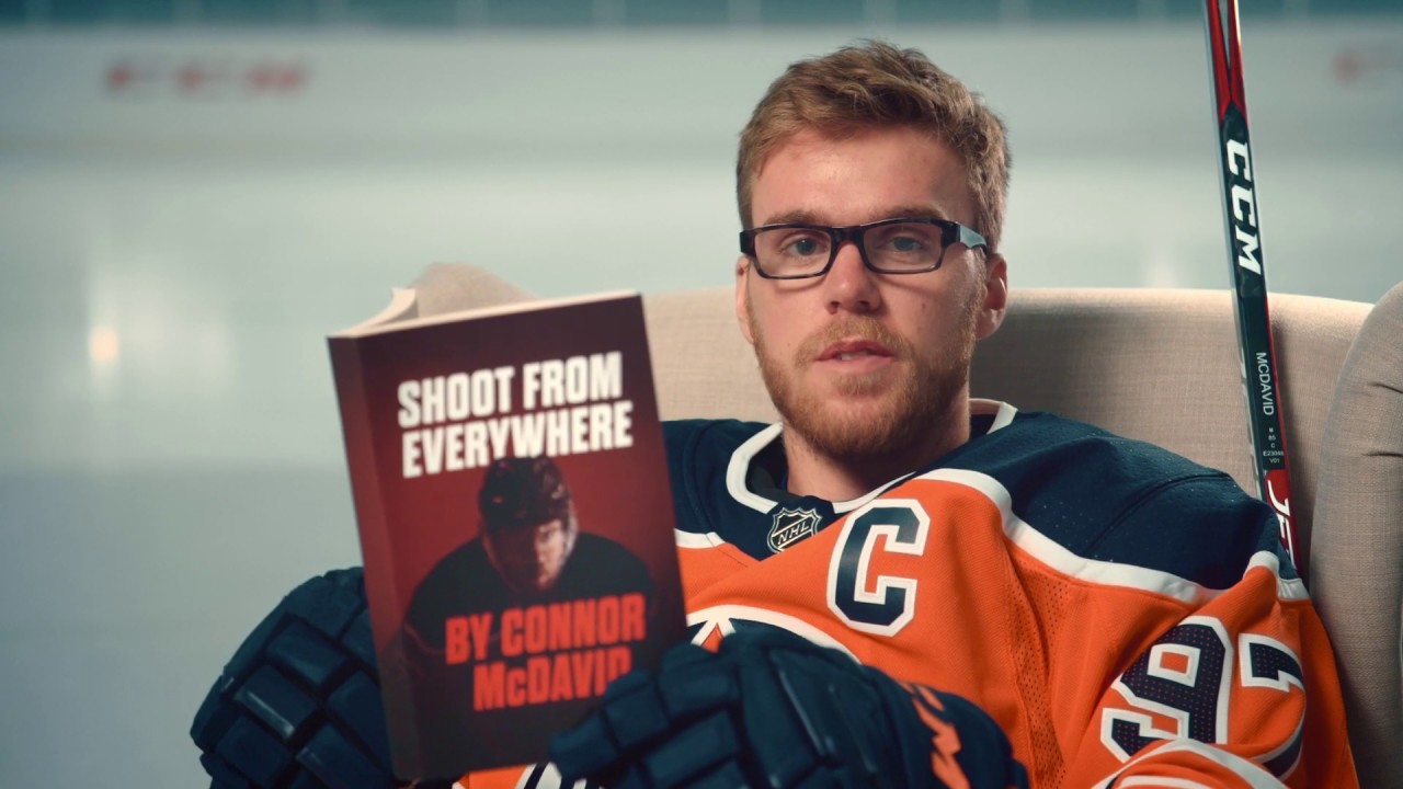 VIDÉO: Pauvre Connor McDavid qui doit accepter ça...
