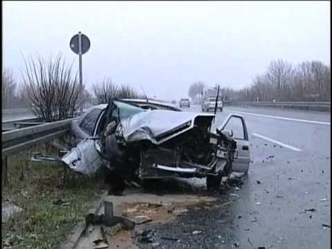 Citroen prallte auf LKW, dann in die Leitplanke auf der B93 bei Mosel (Sachsen) 21.03.2007