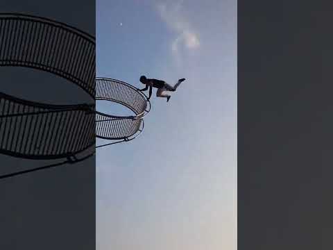 The acrobat started the performance with his bare hands and no protection, so cool!