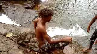 preview picture of video 'kaya tribal(cascade de goro)'