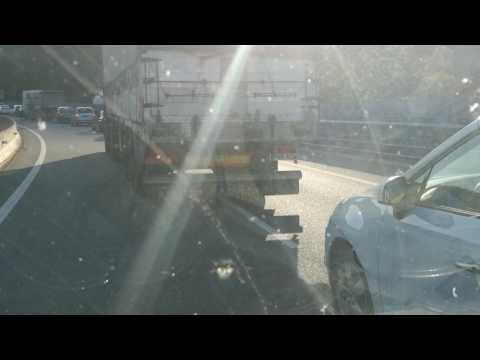 Así se circula en b24 dirección Vallirana. Vehículos ocupan los dos carriles