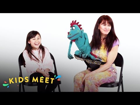 嘴巴不動也可以說話？可愛小女孩訪問專業「腹語」達人！ (Kids Meet A Ventriloquist (Crystal) | Kids Meet | HiHo Kids)