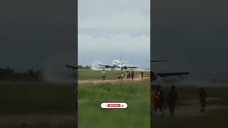 Download lagu Boeing 737-300 batavia Air landing with people close to the runway mp3