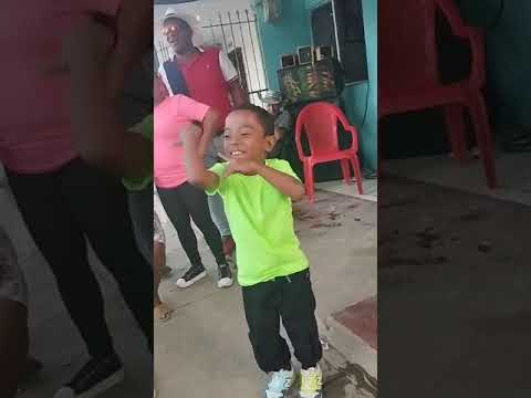 niño de manatí Atlántico cantando