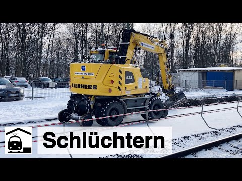Bahnhofsrundgang Schlüchtern: Gleisbagger, Sandwich-Güterzug, Acis-Brunnen, Coil-Transport