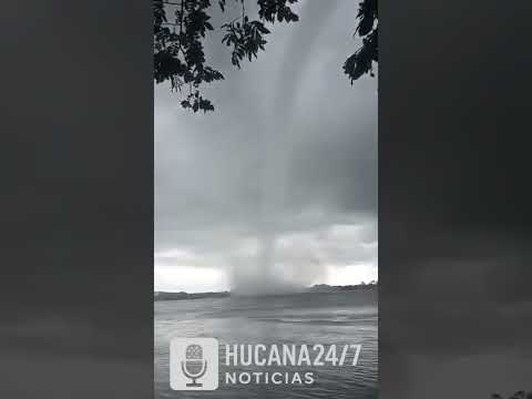 #ATENCION 🚨 HABITANTES DE OROCUÉ, CASANARE, EN PÁNICO POR EXTRAÑA TROMBA MARINA SOBRE EL RÍO META.