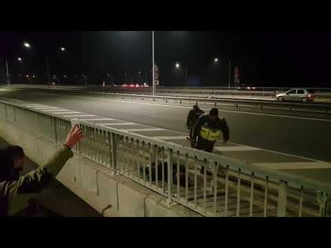 Полицаи бият протестиращ на магистрала "Люлин"