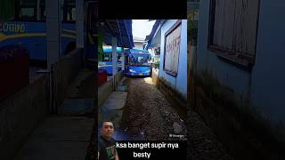Download lagu bus gets stuck while passing through a narrow alley #shortvideo #short #shorts #truck #bus mp3