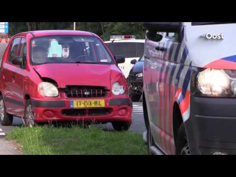 Twee auto's botsen op elkaar op Deventerweg in Holten