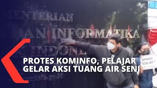 Blok Politik Pelajar Gelar Aksi Simbolis Tuang Air Seni di Depan Gedung Kominfo