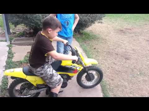 DZIECIAK NA MOTOCYKLU I ZŁOTA MYŚL OD OJCA