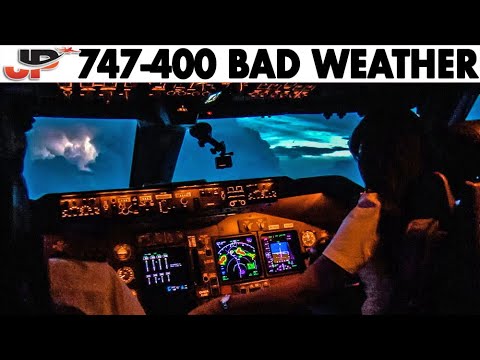 Piloting BOEING 747 during Thunderstorms | Cockpit Views