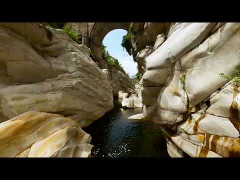 Mit der FPV Drohen durch die Maggia Schlucht, Ponte Brolla, Maggiatal, Tessin.