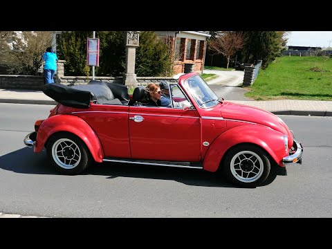 Viele schöne Oldtimers Autos fahren durch die schöne Ortschaft Iphofen durch beim schönen Wetter