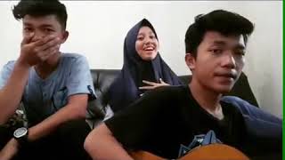 Download lagu Cinta segitiga mp3 Download lagu Cinta segitiga mp3