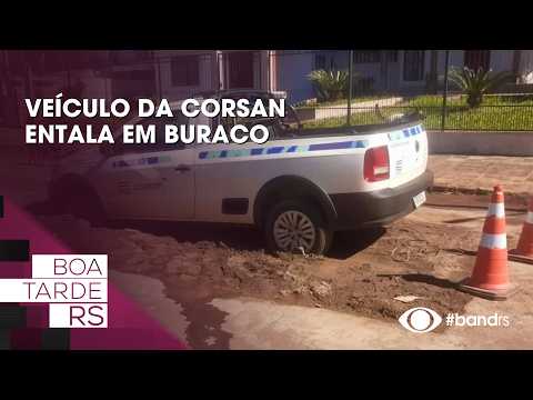 Veículo da Corsan entala em buraco