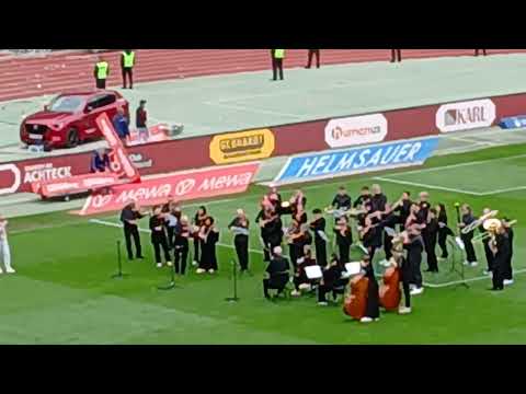 125 Jahre FCN - Die Legende lebt - FCN-Hymne von der Schwester eines Spielers gesungen