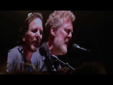 Eddie Vedder with Glen Hansard Firenze è il rocks
