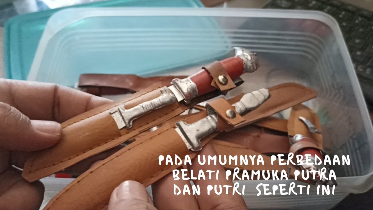 The difference between male and female scout daggers