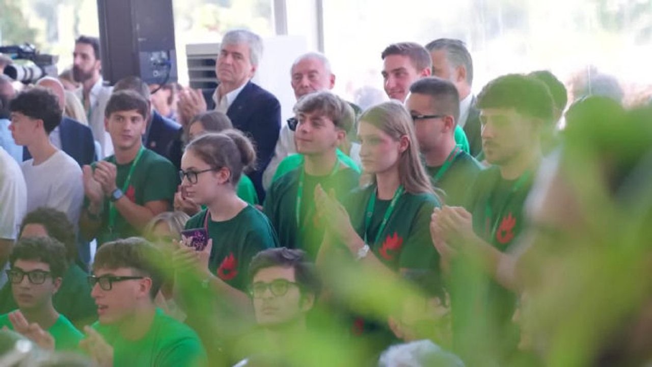 'Giorgia Giorgia Giorgia', coro dei giovani di FdI per Meloni e l'abbraccio con la Premier