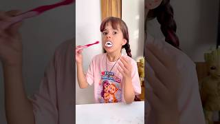 ESCOVANDO O DENTE?! #shorts