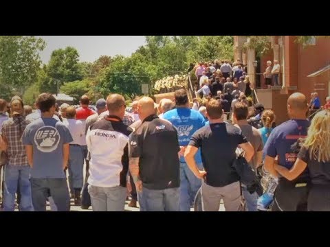 Puluhan Ribu Orang Hadiri Prosesi Pemakaman Nicky Hayden Dari Berbagai