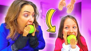 ЧЕЛЛЕНДЖ МАЛЕНЬКИЕ РУЧКИ Попробуй Почистить Банан и Съесть Яблоко Tiny Hands Challenge /// Вики Шоу