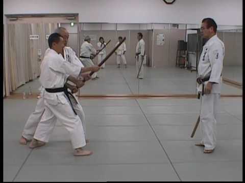 信武会　空手の型　三戦立ちによる木刀表面崩し