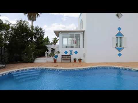 Praia Manta Rota – 4 bedroom house with sea views, swimming pool and covered parking.