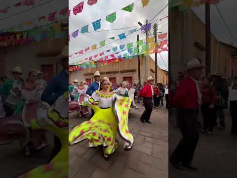 Ballet Nuevo Nayarit Desfilando en Huiramba Michoacán.