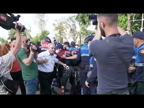 Top News - Nuk merret më leje për protestat! Kushtetuesja rrëzon vednimin e kuvendit për protestat